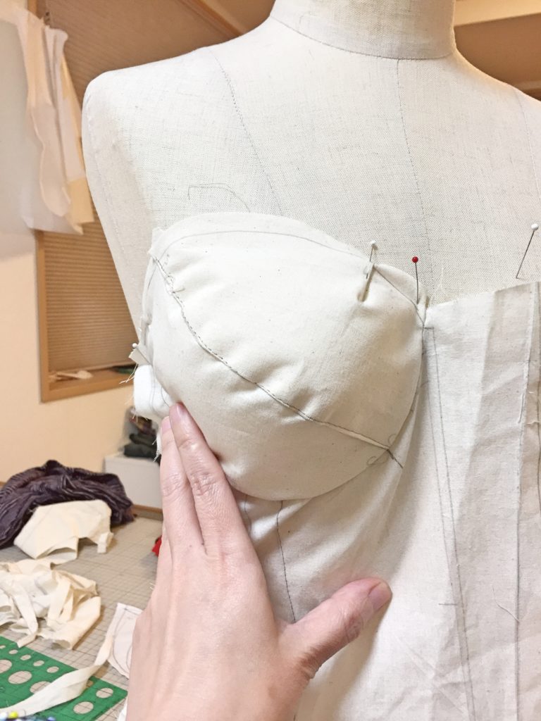 型紙の仕事 ブラカップ付きのビスチェ トワル組みながら苦戦中 Couture Maison Yuri Toi ユリトワ 型紙の仕事 ブラカップ付きのビスチェ トワル組みながら苦戦中 Couture Maison Yuri Toi ユリトワ
