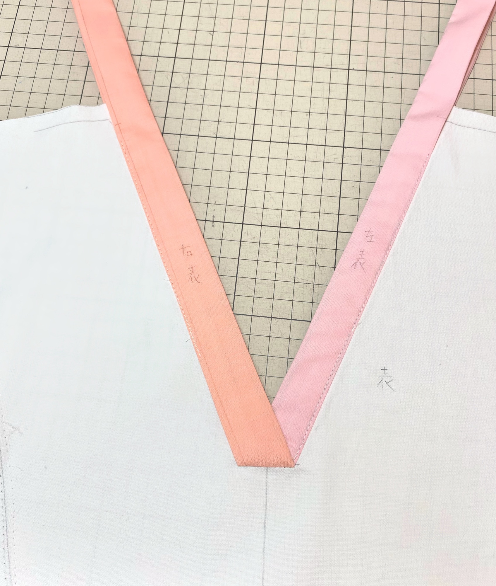 ミシンで仕立てるVネックのヨーク★縫い方とサンプルセット | COUTURE MAISON YURI*TOI-ユリトワ